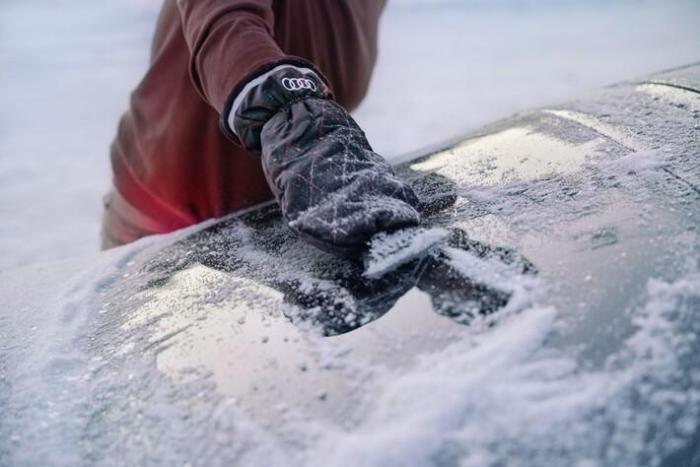 Škrabka na led s rukavicí AUDI