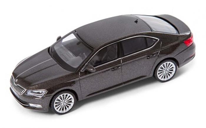 Superb III 1:43 - hnědá Magnetic ŠKODA